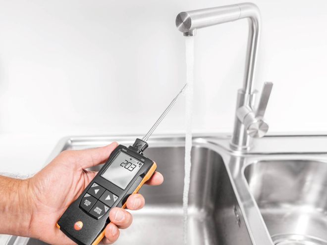 testo-925-compact-temperature-measuring-instrument-water-faucet